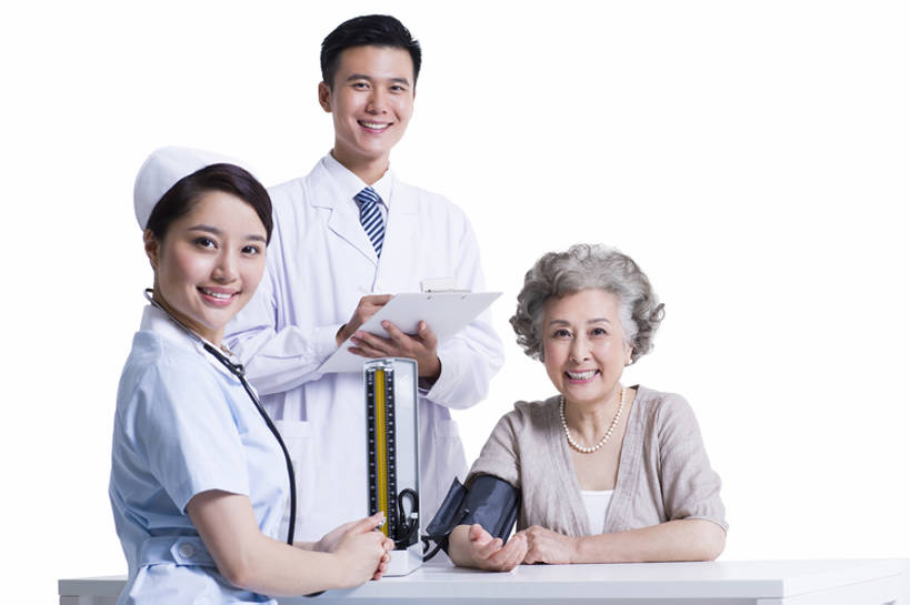 东方人,成年人,老年人,头发,三个人,医生,病人,护士,医院,笑,微笑,露齿笑,横图,室内,留白,抠图,白色背景,正面,侧面,工作服,制服,快乐,幸福,合作,团队,技术,北京,中国,亚洲,握,检查,工作,测量,注视,休闲装,现代,书桌,白色,笔记本,听诊器,医疗用品,观察,看,站着,医护人员,医疗人员,职业,保养,亲密,服务,握着,保健,摄影,名牌,生活方式,报告,观看,技巧,写字板,权威,体检,察看,医疗,疾病,血压计,护士帽,享乐,白衣天使,脆弱,关爱,关注,肖像,手艺,医疗器械,医疗工具,合伙,高血压,东亚,实验服,恢复,陪同,工作制服,责任,技能,技艺,陪伴,信任,老年女性,男人,男性,年轻男性,年轻女性,女人,女性,亚洲人,中国人,年轻人,大夫,坐着,半身,彩图,影棚拍摄,工作套服,欢乐,妙技,病历,本领,门诊部,家庭护理,体格检查,伴随,诊疗室,bj175