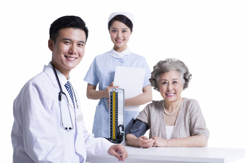 东方人,成年人,老年人,头发,三个人,医生,病人,护士,医院,笑,微笑,露齿笑,横图,室内,留白,抠图,白色背景,正面,侧面,工作服,制服,快乐,幸福,合作,团队,技术,北京,中国,亚洲,握,检查,工作,测量,注视,休闲装,现代,书桌,白色,笔记本,听诊器,医疗用品,观察,看,站着,医护人员,医疗人员,职业,保养,亲密,服务,握着,保健,摄影,名牌,生活方式,报告,观看,技巧,写字板,权威,体检,察看,医疗,疾病,血压计,护士帽,享乐,白衣天使,脆弱,关爱,关注,肖像,手艺,医疗器械,医疗工具,合伙,高血压,东亚,实验服,恢复,陪同,工作制服,责任,技能,技艺,陪伴,信任,老年女性,男人,男性,年轻男性,年轻女性,女人,女性,亚洲人,中国人,年轻人,大夫,坐着,半身,彩图,影棚拍摄,工作套服,欢乐,妙技,病历,本领,门诊部,家庭护理,体格检查,伴随,诊疗室,bj175