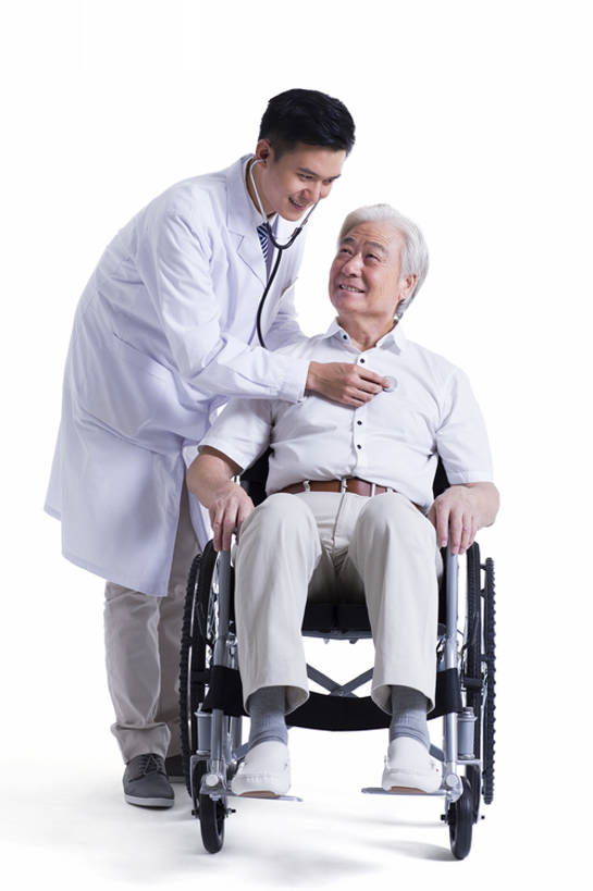 东方人,成年人,老年人,头发,两个人,医生,病人,医院,笑,微笑,露齿笑,竖图,留白,抠图,白色背景,正面,制服,快乐,幸福,合作,团队,技术,北京,中国,亚洲,握,检查,听,休闲装,白色,轮椅,听诊器,医疗用品,站着,医护人员,医疗人员,职业,保养,亲密,服务,握着,保健,摄影,名牌,生活方式,查看,技巧,支撑,权威,体检,医疗,疾病,享乐,脆弱,关爱,手艺,医疗器械,残疾,医疗工具,合伙,心跳,东亚,瘫痪,实验服,恢复,陪同,责任,技能,技艺,陪伴,信任,老年男性,男人,男性,年轻男性,亚洲人,中国人,年轻人,大夫,坐着,彩图,全身,影棚拍摄,欢乐,妙技,本领,门诊部,家庭护理,体格检查,伴随,bj175