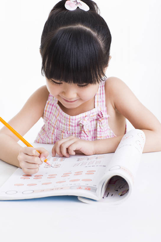 东方人,婴儿,儿童,一个人,学生,站,微笑,竖图,留白,抠图,白色背景,正面,快乐,幸福,纯洁,北京,中国,亚洲,仅一个女性,仅一个人,写,办公用品,教育,休闲装,练习本,书桌,文具,小孩,教科书,铅笔,学习用品,站着,仅一个小孩,家庭作业,活力,可爱,童年,童趣,摄影,活泼,生长,生活方式,文具用品,马尾辫,专心,享乐,数学,宝宝,童真,东亚,纯真,烂漫,无邪,发展,开端,伶俐,天真,男孩,男人,男性,女孩,女人,女性,亚洲人,中国人,孩子,书,站立,坐着,半身,彩图,影棚拍摄,欢乐,男生,女生,小学生,bj175