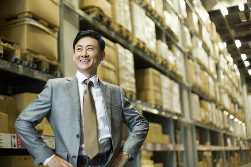 东方人,成年人,中年人,一个人,商务人士,商务男性,办公室,笑,微笑,露齿笑,横图,室内,留白,正面,衬衫,西装,商务,快乐,幸福,热情,骄傲,成功,信心,车间,技术,北京,中国,亚洲,仅一个男性,仅一个人,仅一个中年男性,许多,堆叠,套装,正装,商品,房屋,屋子,过道,领带,很多,仓库,注视,手叉腰,架子,盒子,排列,叉腰,观察,看,站着,职业,服务,工业,运输,摄影,观看,技巧,希望,储藏,明亮,察看,组织,领导,双手叉腰,经理,成就,储存,关注,货运,智力,手艺,商务装,工薪阶层,东亚,物流,工业建筑,一套,柳条筐,技能,技艺,把握,男人,男性,中年男性,亚洲人,中国人,白领,上班族,半身,彩图,衬衣,房子,妙技,贮存,本领,掌控,bj175