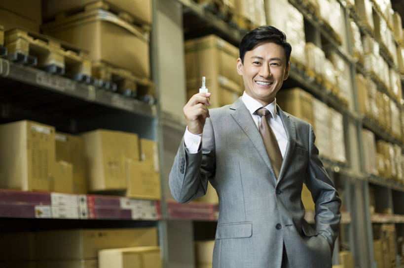 东方人,成年人,中年人,一个人,商务人士,商务男性,办公室,笑,微笑,露齿笑,横图,室内,正面,衬衫,西装,商务,快乐,幸福,热情,安全,成功,信心,车间,技术,北京,中国,亚洲,仅一个男性,仅一个人,仅一个中年男性,许多,握,堆叠,套装,正装,商品,房屋,屋子,过道,领带,钥匙,很多,仓库,注视,架子,盒子,排列,观察,看,站着,职业,服务,握着,工业,运输,摄影,观看,技巧,储藏,明亮,察看,组织,经理,储存,关注,货运,肖像,手艺,商务装,工薪阶层,东亚,物流,工业建筑,一套,柳条筐,责任,技能,技艺,信任,男人,男性,中年男性,亚洲人,中国人,白领,上班族,两手抄兜,半身,彩图,衬衣,房子,妙技,贮存,本领,bj175