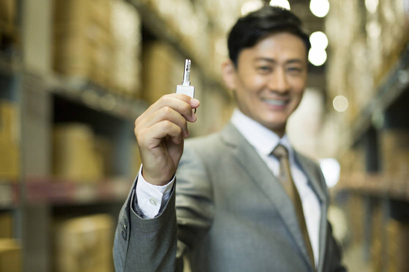 东方人,成年人,中年人,手,一个人,商务人士,商务男性,办公室,笑,微笑,露齿笑,横图,室内,特写,正面,衬衫,西装,商务,快乐,幸福,热情,安全,成功,信心,车间,技术,北京,中国,亚洲,仅一个男性,仅一个人,仅一个中年男性,许多,握,堆叠,套装,正装,商品,房屋,屋子,过道,领带,钥匙,很多,仓库,注视,架子,盒子,排列,观察,看,站着,职业,服务,握着,工业,运输,摄影,观看,技巧,储藏,明亮,察看,组织,经理,储存,关注,货运,肖像,手艺,商务装,工薪阶层,东亚,物流,工业建筑,一套,柳条筐,责任,技能,技艺,信任,男人,男性,中年男性,亚洲人,中国人,白领,上班族,半身,彩图,衬衣,房子,妙技,贮存,本领,bj175