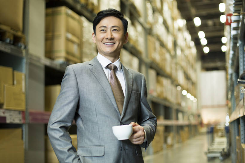 咖啡,东方人,成年人,中年人,一个人,商务人士,商务男性,办公室,笑,微笑,露齿笑,横图,室内,正面,衬衫,西装,商务,快乐,幸福,热情,信心,车间,技术,北京,中国,亚洲,仅一个男性,仅一个人,仅一个中年男性,许多,握,堆叠,套装,正装,商品,房屋,屋子,过道,领带,很多,仓库,架子,盒子,排列,站着,职业,休闲,放松,服务,握着,工业,运输,摄影,技巧,储藏,明亮,组织,经理,储存,货运,手艺,商务装,工薪阶层,东亚,物流,工业建筑,一套,柳条筐,技能,技艺,男人,男性,中年男性,亚洲人,中国人,白领,上班族,两手抄兜,半身,彩图,衬衣,房子,妙技,贮存,本领,bj175