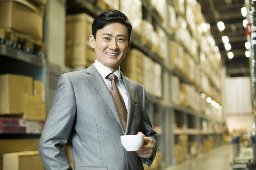 咖啡,东方人,成年人,中年人,一个人,商务人士,商务男性,办公室,笑,微笑,露齿笑,横图,室内,正面,衬衫,西装,商务,快乐,幸福,热情,信心,车间,技术,北京,中国,亚洲,仅一个男性,仅一个人,仅一个中年男性,许多,握,堆叠,套装,正装,商品,房屋,屋子,过道,领带,很多,仓库,注视,架子,盒子,排列,观察,看,站着,职业,休闲,放松,服务,握着,工业,运输,摄影,观看,技巧,储藏,明亮,察看,组织,经理,储存,关注,货运,肖像,手艺,商务装,工薪阶层,东亚,物流,工业建筑,一套,柳条筐,技能,技艺,男人,男性,中年男性,亚洲人,中国人,白领,上班族,两手抄兜,半身,彩图,衬衣,房子,妙技,贮存,本领,bj175
