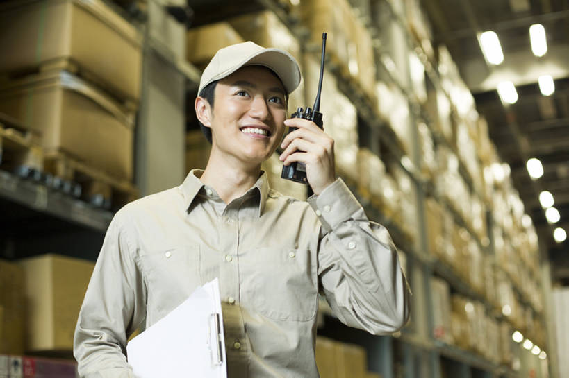 东方人,成年人,一个人,商务人士,商务男性,办公室,笑,打电话,微笑,露齿笑,横图,室内,正面,衬衫,制服,商务,快乐,通讯,幸福,热情,安全,车间,电话,北京,中国,亚洲,仅一个男性,仅一个人,许多,连接,握,堆叠,套装,正装,检查,工作,棒球帽,商品,房屋,屋子,过道,很多,联系,仓库,通讯设备,架子,盒子,排列,工人,仅一个年轻男性,话筒,站着,快递员,职业,电话线,服务,握着,工业,运输,摄影,储藏,明亮,组织,固定电话,储存,货运,商务装,工薪阶层,东亚,物流,工业建筑,柳条筐,交流,男人,男性,年轻男性,亚洲人,中国人,年轻人,白领,上班族,员工,电话机,沟通,说话,通话,半身,彩图,衬衣,房子,匠人,劳动者,体力工,贮存,检查表,bj175