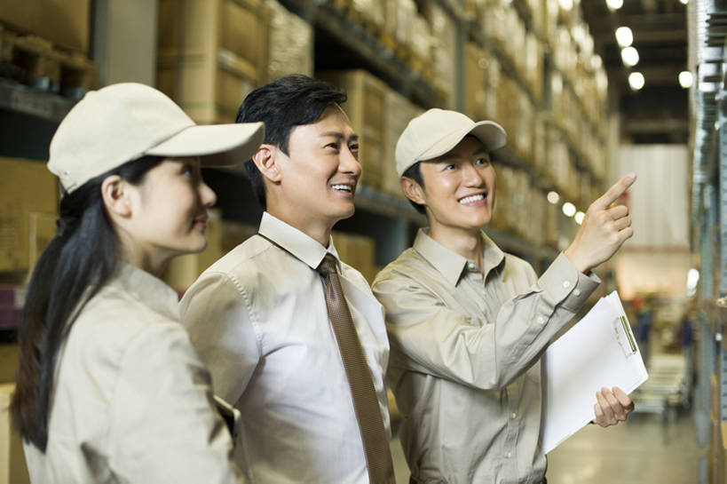 东方人,成年人,中年人,三个人,同事,商务人士,商务男性,办公室,笑,微笑,露齿笑,横图,室内,侧面,衬衫,制服,商务,快乐,幸福,热情,安全,成功,合作,团队,集体,信心,车间,北京,中国,亚洲,许多,堆叠,套装,正装,检查,工作,棒球帽,商品,房屋,屋子,过道,领带,很多,仓库,方向,队伍,架子,盒子,排列,工人,站着,快递员,职业,服务,工业,运输,摄影,储藏,明亮,组织,领导,指着,经理,成就,储存,货运,商务装,合伙,领袖,工薪阶层,东亚,物流,陪同,工业建筑,柳条筐,陪伴,把握,男人,男性,年轻女性,女人,女性,中年男性,亚洲人,中国人,年轻人,白领,上班族,员工,张开手臂,半身,彩图,衬衣,房子,匠人,劳动者,体力工,贮存,掌控,检查表,伴随,bj175