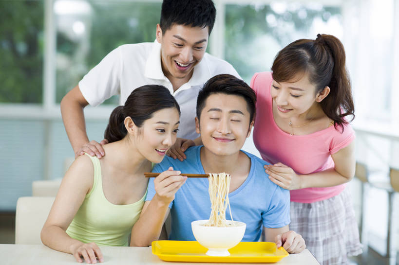 面条,东方人,成年人,四个人,笑,睡,吃,微笑,露齿笑,横图,室内,白天,正面,吃饭,午餐,快乐,满意,兴奋,幸福,餐桌,筷子,餐具,椅子,北京,中国,亚洲,并排,美味,食品,饮品,休闲装,闻,饮食,刺激,食物,饮料,中国菜,快餐,夏天,活力,乐趣,亲密,诱惑,摄影,生活方式,午睡,快餐店,享乐,可口,中国文化,进餐,饥饿,东亚,健康食物,陪同,羡慕,适口,陪伴,男人,男性,年轻男性,年轻女性,女人,女性,亚洲人,中国人,年轻人,大学生,困,困觉,寝息,睡觉,坐着,半身,彩图,餐馆,小睡,饿,伴随,bj175