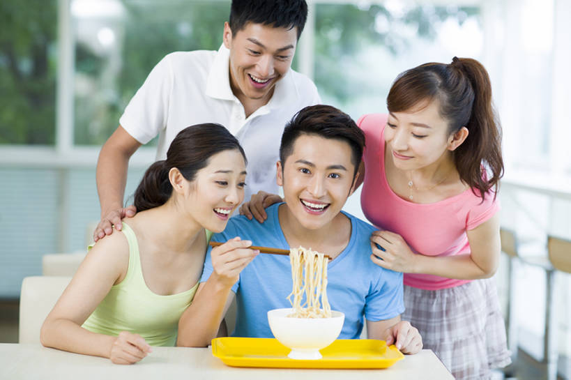 面条,东方人,成年人,四个人,笑,睡,吃,微笑,露齿笑,横图,室内,白天,正面,吃饭,午餐,快乐,满意,兴奋,幸福,餐桌,筷子,餐具,椅子,北京,中国,亚洲,并排,美味,食品,饮品,注视,休闲装,闻,饮食,刺激,食物,饮料,中国菜,快餐,夏天,观察,看,活力,乐趣,亲密,诱惑,摄影,生活方式,观看,午睡,快餐店,察看,享乐,关注,可口,中国文化,进餐,肖像,饥饿,东亚,健康食物,陪同,羡慕,适口,陪伴,男人,男性,年轻男性,年轻女性,女人,女性,亚洲人,中国人,年轻人,大学生,困,困觉,寝息,睡觉,坐着,半身,彩图,餐馆,小睡,饿,伴随,bj175