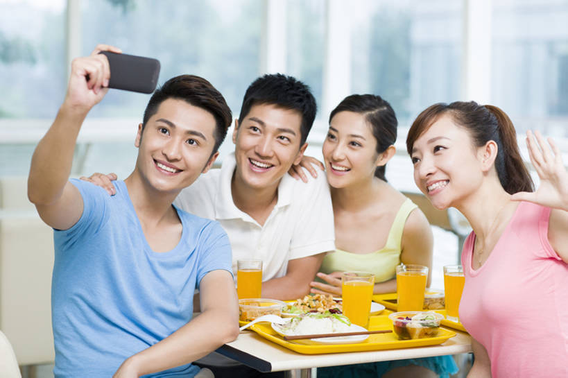 东方人,成年人,四个人,笑,睡,微笑,露齿笑,横图,室内,白天,正面,午餐,快乐,兴奋,幸福,技术,餐桌,餐具,手机,椅子,北京,中国,亚洲,并排,美味,食品,饮品,休闲装,饮食,刺激,食物,饮料,中国菜,快餐,夏天,活力,乐趣,亲密,自拍,摄影,生活方式,午睡,快餐店,可口,中国文化,桔子汁,进餐,智能手机,东亚,健康食物,陪同,无线电技术,适口,陪伴,男人,男性,年轻男性,年轻女性,女人,女性,亚洲人,中国人,年轻人,大学生,困,困觉,寝息,睡觉,坐着,半身,彩图,欢乐,照相,餐馆,小睡,宫爆鸡丁,伴随,bj175