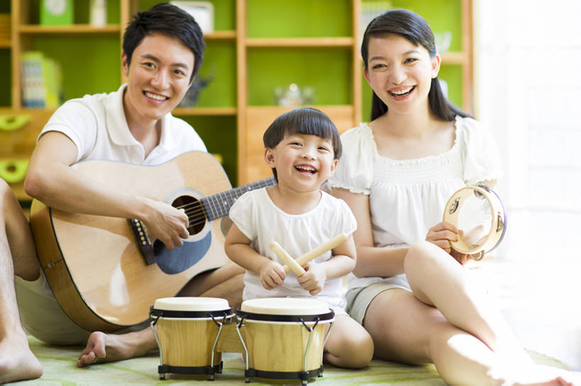 东方人,婴儿,儿童,成年人,中年人,三个人,家庭,父母,母亲,父亲,女儿,家,站,坐,笑,微笑,露齿笑,横图,室内,白天,正面,快乐,兴奋,幸福,纯洁,地毯,北京,中国,亚洲,表演,房屋,鼓,吉他,乐器,手铃,弦乐器,音乐,玩,注视,休闲装,光脚,刺激,小孩,夏天,观察,看,站着,休闲,温暖,温馨,一家人,赤脚,活力,可爱,乐趣,亲密,童年,童趣,摄影,活泼,生长,生活方式,观看,和睦,察看,享乐,关爱,关注,亲情,宝宝,弹拨弦鸣乐器,肖像,音乐人,小鼓,鼓槌,童真,东亚,纯真,烂漫,无邪,发展,陪同,陪伴,伶俐,天真,男孩,男人,男性,年轻男性,女孩,女人,女性,中年女性,亚洲人,中国人,孩子,年轻人,全家福,休闲活动,站立,坐着,彩图,全身,欢乐,融洽,弹拨弦乐器,男生,拨弦乐器,弹拨乐器,亲子装,伴随,bj175