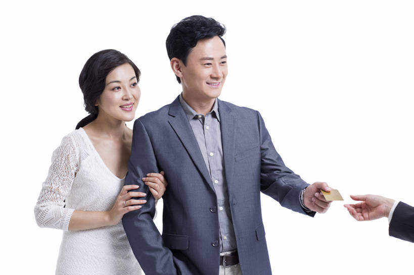 东方人,成年人,中年人,三个人,夫妻,丈夫,妻子,笑,微笑,露齿笑,横图,留白,抠图,白色背景,正面,购物,快乐,幸福,安全,信用卡,消费,北京,中国,亚洲,勾,挽,正装,亲密,勾着,财富,金融,摄影,生活方式,便利,贵宾,付款,购买,金卡,挽着,选购,贸易,东亚,陪同,血拼,经过,陪伴,男人,男性,女人,女性,中年男性,中年女性,亚洲人,中国人,情侣,电子商务,两手抄兜,半身,彩图,影棚拍摄,伴随,bj175