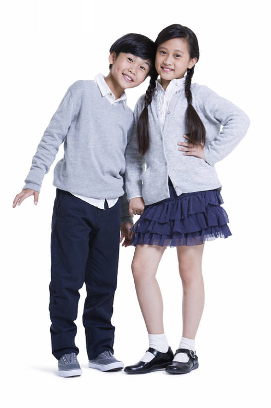 东方人,儿童,两个人,学生,站,笑,微笑,露齿笑,竖图,留白,抠图,白色背景,正面,快乐,友谊,幸福,纯洁,信心,北京,中国,亚洲,并排,倾斜,注视,休闲装,手叉腰,小孩,观察,看,站着,同学,活力,可爱,亲密,童年,童趣,摄影,生长,生活方式,观看,察看,关注,肖像,歪,童真,东亚,烂漫,无邪,陪同,时装模特,陪伴,天真,男孩,男人,男性,女孩,亚洲人,中国人,孩子,站立,彩图,全身,影棚拍摄,欢乐,男生,女生,小学生,伴随,bj175