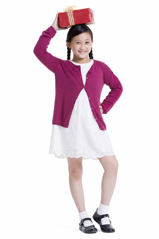 东方人,儿童,一个人,站,笑,微笑,露齿笑,竖图,留白,抠图,白色背景,正面,快乐,幸福,纯洁,运气,袋子,礼物,北京,中国,春节,亚洲,仅一个女性,仅一个人,握,风俗,节日,庆祝,包装袋,纸袋,注视,休闲装,针织衫,手叉腰,传统,小孩,红色,观察,看,站着,仅一个小孩,活力,精神,可爱,乐趣,童年,童趣,握着,财富,头顶,摄影,礼品,生长,生活方式,观看,幽默,察看,享乐,仪式,关注,中国文化,肖像,礼品袋,出示,典礼,童真,东亚,烂漫,无邪,元旦,制度,天真,男孩,男人,男性,女孩,女人,女性,亚洲人,中国人,孩子,站立,彩图,全身,影棚拍摄,欢乐,男生,女生,传统文化,传统节日,bj175