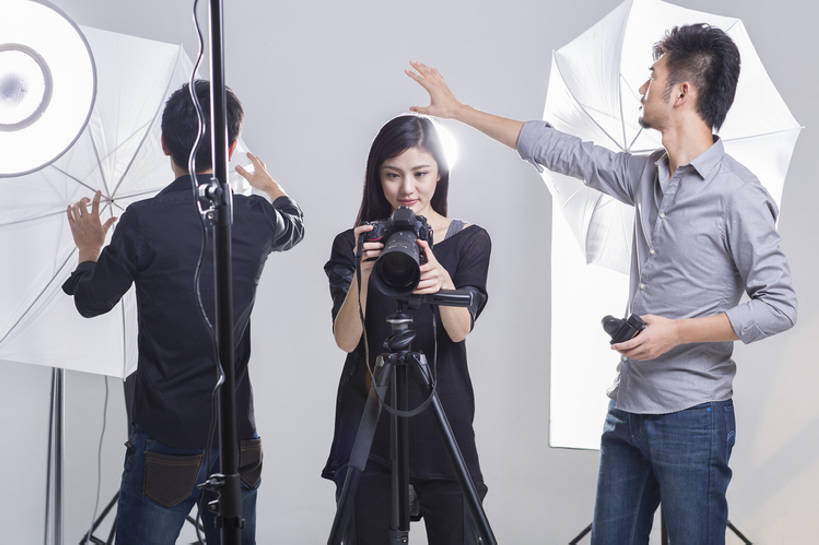 东方人,成年人,三个人,摄影师,办公室,舞台,举,微笑,横图,留白,正面,时尚,快乐,幸福,热情,合作,团队,信心,技术,相机,北京,中国,亚洲,握,准备,灰色背景,检查,工作,电缆,工具,器材,伞,休闲装,现代,布置,排列,拍照,托,站着,职业,亲密,服务,握着,摄影,生活方式,查看,指导,技巧,单反相机,协助,创造力,专心,酷,享乐,工作室,三脚架,手艺,调整,合伙,逆光,东亚,摄影器材,陪同,责任,技能,技艺,陪伴,男人,男性,年轻男性,年轻女性,女人,女性,亚洲人,中国人,年轻人,设计,表演台,举起,举手,举着,向上举,向上伸,向上托,张开手臂,彩图,影棚拍摄,欢乐,照相,曝光表,妙技,本领,幕后,传媒,态度,伴随,bj175