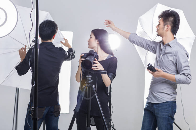 东方人,成年人,三个人,摄影师,办公室,舞台,举,横图,留白,正面,时尚,热情,合作,团队,信心,技术,相机,北京,中国,亚洲,握,准备,灰色背景,工作,电缆,工具,器材,伞,扭头,注视,休闲装,现代,布置,排列,拍照,观察,看,托,站着,转头,职业,亲密,服务,握着,摄影,生活方式,观看,指导,技巧,单反相机,协助,察看,创造力,专心,酷,照明设备,工作室,关注,三脚架,手艺,调整,合伙,逆光,东亚,摄影器材,闪光灯,陪同,责任,技能,技艺,陪伴,认真,男人,男性,年轻男性,年轻女性,女人,女性,亚洲人,中国人,年轻人,设计,表演台,举起,举手,举着,向上举,向上伸,向上托,张开手臂,彩图,影棚拍摄,照相,曝光表,妙技,本领,幕后,传媒,态度,伴随,bj175