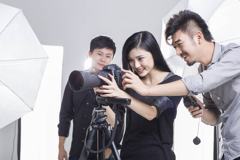 东方人,成年人,三个人,摄影师,办公室,舞台,笑,微笑,露齿笑,横图,留白,正面,时尚,快乐,幸福,热情,合作,团队,信心,技术,相机,北京,中国,亚洲,握,灰色背景,检查,工作,工具,器材,伞,休闲装,现代,拍照,看,站着,职业,亲密,服务,握着,摄影,生活方式,查看,技巧,单反相机,协助,创造力,专心,酷,享乐,工作室,三脚架,手艺,合伙,逆光,东亚,摄影器材,陪同,责任,技能,技艺,陪伴,男人,男性,年轻男性,年轻女性,女人,女性,亚洲人,中国人,年轻人,设计,表演台,半身,彩图,影棚拍摄,欢乐,照相,曝光表,妙技,本领,幕后,传媒,态度,伴随,bj175