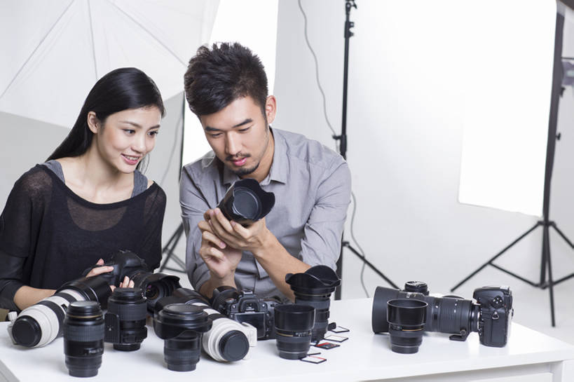 东方人,成年人,脸,头,脸颊,两个人,摄影师,办公室,笑,微笑,露齿笑,横图,留白,正面,时尚,快乐,幸福,热情,合作,团队,信心,技术,桌子,相机,北京,中国,亚洲,握,学习,灰色背景,检查,并排,工作,电缆,工具,器材,伞,休闲装,现代,书桌,肩膀,拍照,教,职业,亲密,服务,握着,摄影,生活方式,查看,指导,技巧,单反相机,修理,协助,透镜,创造力,专心,享乐,工作室,三脚架,手艺,合伙,东亚,摄影器材,陪同,责任,技能,技艺,陪伴,男人,男性,年轻男性,年轻女性,女人,女性,亚洲人,中国人,年轻人,头部,脸部,脸蛋,面部,设计,坐着,彩图,影棚拍摄,欢乐,照相,妙技,本领,幕后,长焦镜头,传媒,伴随,bj175