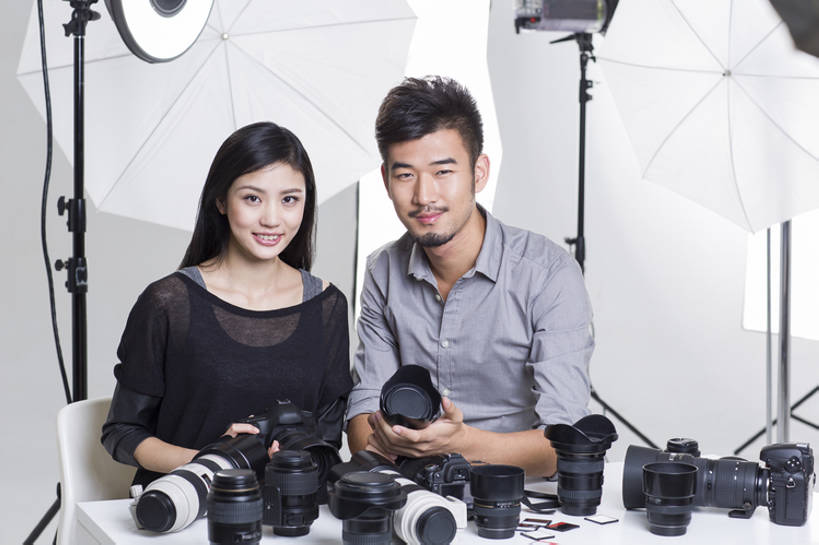 东方人,成年人,脸,头,脸颊,两个人,摄影师,办公室,笑,微笑,露齿笑,横图,留白,正面,时尚,快乐,幸福,热情,合作,团队,信心,技术,桌子,相机,北京,中国,亚洲,握,灰色背景,检查,并排,工作,电缆,工具,器材,伞,注视,休闲装,现代,书桌,肩膀,拍照,观察,看,职业,亲密,服务,握着,摄影,生活方式,查看,观看,技巧,单反相机,修理,协助,透镜,察看,创造力,享乐,工作室,关注,肖像,三脚架,手艺,合伙,东亚,摄影器材,陪同,责任,技能,技艺,陪伴,男人,男性,年轻男性,年轻女性,女人,女性,亚洲人,中国人,年轻人,头部,脸部,脸蛋,面部,设计,坐着,彩图,影棚拍摄,欢乐,照相,妙技,本领,幕后,长焦镜头,传媒,伴随,bj175