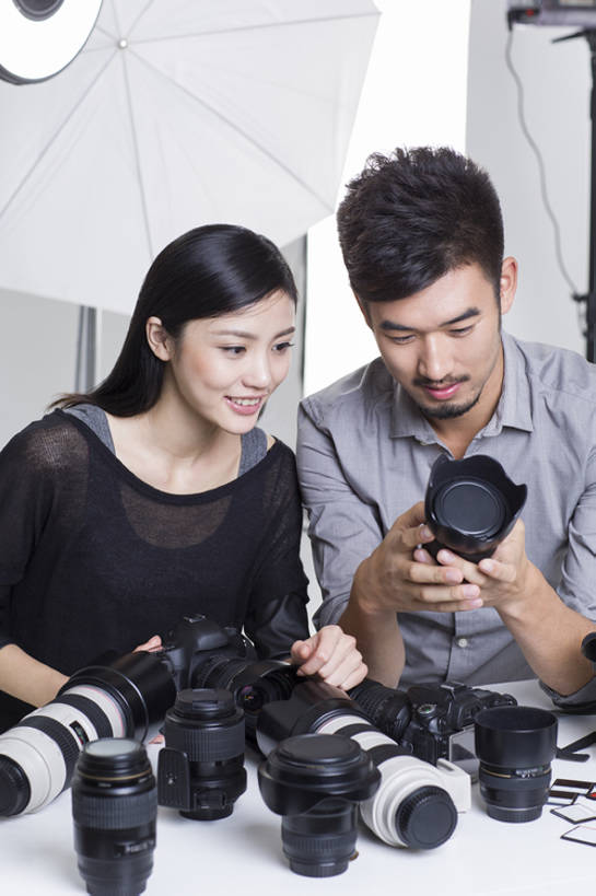 东方人,成年人,脸,头,脸颊,两个人,摄影师,办公室,笑,微笑,露齿笑,竖图,留白,正面,时尚,快乐,幸福,热情,合作,团队,信心,技术,桌子,相机,北京,中国,亚洲,握,学习,灰色背景,检查,并排,工作,电缆,工具,器材,伞,休闲装,现代,书桌,肩膀,拍照,教,职业,亲密,服务,握着,摄影,生活方式,查看,指导,技巧,单反相机,修理,协助,透镜,创造力,专心,享乐,工作室,三脚架,手艺,合伙,东亚,摄影器材,陪同,责任,技能,技艺,陪伴,男人,男性,年轻男性,年轻女性,女人,女性,亚洲人,中国人,年轻人,头部,脸部,脸蛋,面部,设计,坐着,彩图,影棚拍摄,欢乐,照相,妙技,本领,幕后,长焦镜头,传媒,伴随,bj175