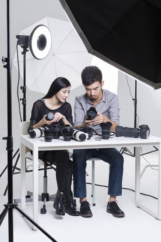 东方人,成年人,两个人,摄影师,办公室,笑,微笑,露齿笑,竖图,留白,正面,时尚,快乐,幸福,热情,合作,团队,信心,技术,桌子,相机,北京,中国,亚洲,握,学习,准备,灰色背景,检查,并排,工作,电缆,工具,器材,伞,注视,休闲装,现代,书桌,拍照,观察,教,看,职业,亲密,服务,握着,摄影,生活方式,查看,观看,指导,技巧,单反相机,修理,协助,透镜,察看,创造力,专心,享乐,工作室,关注,三脚架,手艺,合伙,东亚,摄影器材,陪同,责任,技能,技艺,陪伴,男人,男性,年轻男性,年轻女性,女人,女性,亚洲人,中国人,年轻人,设计,坐着,彩图,全身,影棚拍摄,欢乐,照相,妙技,本领,幕后,长焦镜头,传媒,伴随,bj175