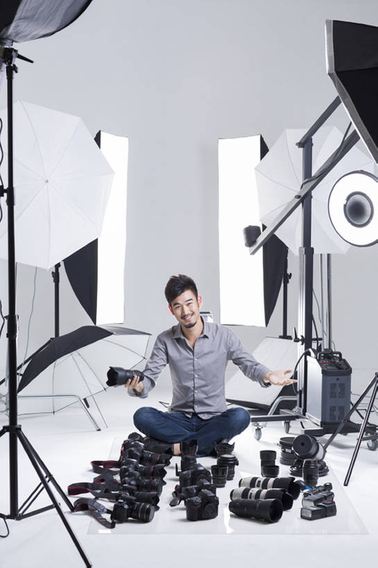 东方人,成年人,一个人,摄影师,办公室,坐,笑,盘腿,微笑,露齿笑,竖图,留白,正面,时尚,快乐,幸福,热情,信心,技术,相机,北京,中国,亚洲,仅一个男性,仅一个人,许多,握,准备,灰色背景,电缆,工具,器材,伞,很多,注视,休闲装,现代,排列,仅一个年轻男性,拍照,数码相机,观察,看,职业,独立,握着,摄影,介绍,生活方式,观看,技巧,单反相机,透镜,察看,创造力,享乐,工作室,关注,肖像,三脚架,出示,手艺,东亚,摄影器材,责任,技能,技艺,男人,男性,年轻男性,亚洲人,中国人,年轻人,设计,盘腿而坐,盘膝,盘着腿的,盘着腿坐,双腿交叉,张开手臂,坐着,彩图,全身,影棚拍摄,欢乐,照相,曝光表,妙技,本领,幕后,长焦镜头,传媒,bj175