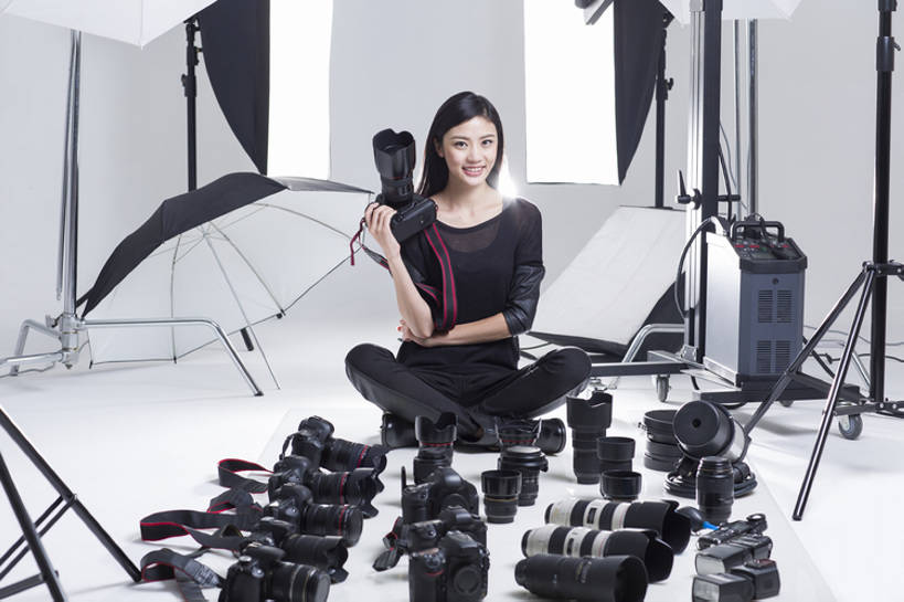 东方人,成年人,一个人,摄影师,办公室,坐,笑,盘腿,双手交叉,微笑,露齿笑,横图,留白,正面,时尚,快乐,幸福,热情,信心,技术,相机,北京,中国,亚洲,仅一个年轻女性,仅一个女性,仅一个人,许多,握,准备,灰色背景,电缆,工具,器材,伞,很多,注视,休闲装,现代,排列,拍照,数码相机,观察,看,职业,独立,握着,摄影,介绍,生活方式,观看,技巧,单反相机,透镜,察看,创造力,双手抱胸,享乐,工作室,关注,肖像,三脚架,出示,手艺,逆光,东亚,摄影器材,责任,技能,技艺,年轻女性,女人,女性,亚洲人,中国人,年轻人,设计,盘腿而坐,盘膝,盘着腿的,盘着腿坐,双腿交叉,坐着,彩图,全身,影棚拍摄,欢乐,照相,曝光表,妙技,本领,幕后,摆拍,长焦镜头,传媒,bj175