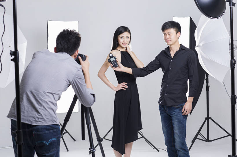 东方人,成年人,三个人,服务员,演员,电影明星,摄影师,办公室,笑,摸,微笑,露齿笑,横图,留白,正面,晚礼服,时尚,快乐,幸福,热情,合作,团队,信心,技术,相机,北京,中国,亚洲,抚摸,弯腰,握,灰色背景,正装,工作,电缆,工具,器材,休闲装,现代,手叉腰,顾客,拍照,站着,职业,面对面,亲密,服务,握着,摄影,生活方式,技巧,单反相机,协助,创造力,专心,享乐,效率,工作室,三脚架,手艺,合伙,东亚,摄影器材,陪同,时装模特,责任,技能,技艺,陪伴,男人,男性,年轻男性,年轻女性,女人,女性,亚洲人,中国人,年轻人,服务生,设计,侍者,影视明星,触摸,接触,彩图,影棚拍摄,欢乐,照相,曝光表,妙技,魅力,本领,幕后,摆拍,传媒,伴随,bj175
