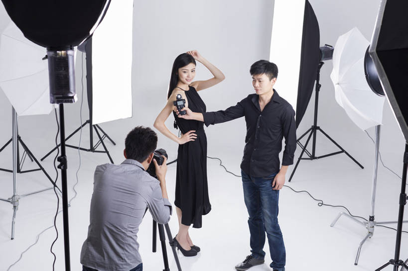 东方人,成年人,三个人,服务员,演员,电影明星,摄影师,办公室,笑,摸,微笑,露齿笑,横图,留白,正面,晚礼服,时尚,快乐,幸福,热情,合作,团队,信心,技术,相机,北京,中国,亚洲,抚摸,弯腰,握,灰色背景,正装,工作,电缆,工具,器材,休闲装,现代,手叉腰,顾客,拍照,站着,职业,面对面,亲密,服务,握着,摄影,生活方式,技巧,单反相机,协助,创造力,专心,享乐,效率,工作室,三脚架,手艺,合伙,东亚,摄影器材,陪同,时装模特,责任,技能,技艺,陪伴,男人,男性,年轻男性,年轻女性,女人,女性,亚洲人,中国人,年轻人,服务生,设计,侍者,影视明星,触摸,接触,彩图,高角度拍摄,全身,影棚拍摄,欢乐,照相,曝光表,妙技,魅力,本领,幕后,摆拍,传媒,伴随,bj175