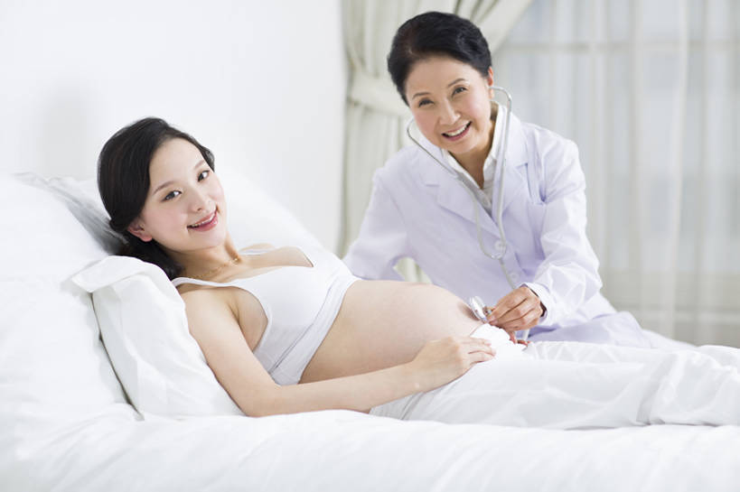 东方人,成年人,中年人,老年人,孕妇,腹部,两个人,医生,病人,医院,家,笑,微笑,露齿笑,横图,室内,白天,侧面,工作服,制服,快乐,幸福,热情,技术,窗户,窗帘,床,卧室,北京,中国,亚洲,握,睡衣,正装,检查,背心,房屋,听,注视,休闲装,白色,听诊器,医疗用品,枕头,观察,看,医护人员,医疗人员,职业,健康,舒服,怀孕,亲密,服务,握着,人体,摄影,查看,观看,技巧,保护,体检,察看,医疗,舒适,享乐,待产,病房,孕妇装,关爱,关注,显现,肖像,手艺,医疗器械,听诊,妇产科,拜访,东亚,实验服,陪同,家庭医生,可靠,妊娠,准妈妈,工作制服,责任,技能,技艺,陪伴,开端,信任,老年女性,年轻女性,女人,女性,亚洲人,中国人,年轻人,腹,肚子,产妇,大夫,躺着,仰卧,彩图,工作套服,欢乐,妙技,本领,体格检查,伴随,妇产科医生,bj175