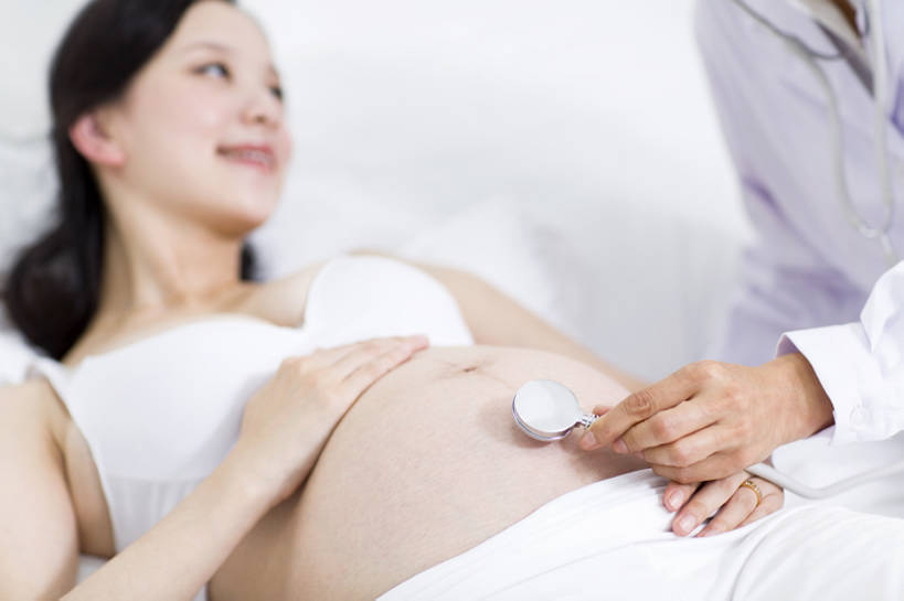 东方人,成年人,中年人,老年人,孕妇,腹部,两个人,医生,病人,医院,家,笑,微笑,露齿笑,横图,室内,白天,侧面,工作服,制服,快乐,幸福,热情,技术,床,卧室,北京,中国,亚洲,握,睡衣,正装,检查,背心,房屋,听,休闲装,白色,听诊器,医疗用品,枕头,医护人员,医疗人员,职业,健康,舒服,怀孕,亲密,服务,握着,人体,摄影,查看,技巧,保护,部分,体检,医疗,舒适,享乐,待产,病房,孕妇装,关爱,显现,手艺,医疗器械,听诊,妇产科,拜访,东亚,实验服,陪同,家庭医生,可靠,妊娠,准妈妈,工作制服,责任,技能,技艺,陪伴,开端,信任,老年女性,年轻女性,女人,女性,亚洲人,中国人,年轻人,腹,肚子,产妇,大夫,躺着,仰卧,彩图,工作套服,欢乐,妙技,本领,体格检查,伴随,妇产科医生,bj175