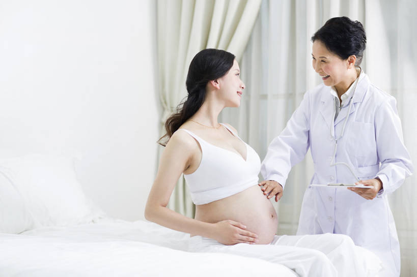 东方人,成年人,中年人,老年人,孕妇,腹部,两个人,医生,病人,医院,家,捧,笑,摸,微笑,露齿笑,横图,室内,白天,侧面,工作服,制服,快乐,幸福,热情,技术,窗户,窗帘,床,卧室,北京,中国,亚洲,抚摸,握,睡衣,正装,检查,背心,房屋,休闲装,刺激,白色,医护人员,医疗人员,职业,健康,舒服,面对面,怀孕,亲密,服务,握着,人体,摄影,查看,指导,技巧,保护,体检,医疗,舒适,享乐,待产,病房,孕妇装,关爱,显现,手艺,妇产科,拜访,东亚,实验服,陪同,家庭医生,可靠,妊娠,准妈妈,工作制服,责任,技能,技艺,陪伴,开端,信任,老年女性,年轻女性,女人,女性,亚洲人,中国人,年轻人,腹,肚子,产妇,大夫,触摸,接触,捧着,说话,坐着,彩图,工作套服,欢乐,建议,妙技,病历,本领,好消息,体格检查,伴随,妇产科医生,bj175