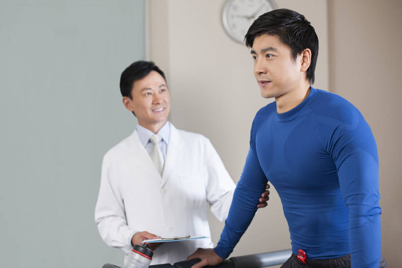 东方人,成年人,中年人,健壮,两个人,医生,病人,办公室,医院,笑,微笑,露齿笑,横图,室内,白天,正面,工作服,运动服,制服,锻炼,快乐,幸福,热情,技术,北京,中国,亚洲,仅一个男性,仅一个人,仅一个中年男性,握,准备,服装,正装,检查,运动器械,现代,衣服,白色,站着,医护人员,医疗人员,职业,健身器械,亲密,服务,握着,摄影,服饰,技巧,协助,支撑,写字板,体检,医疗,疾病,享乐,衣着,穿着,关爱,努力,手艺,受伤,健身器材,扭伤,东亚,实验服,恢复,陪同,医疗机构,康复中心,替代疗法,工作制服,衣饰,责任,贡献,技能,技艺,陪伴,信任,男人,男性,中年男性,亚洲人,中国人,大夫,沟通,说话,半身,彩图,工作套服,欢乐,病院,诊所,建议,妙技,病历,运动器材,跑步机,运动装,本领,物理疗法,体格检查,伴随,bj175