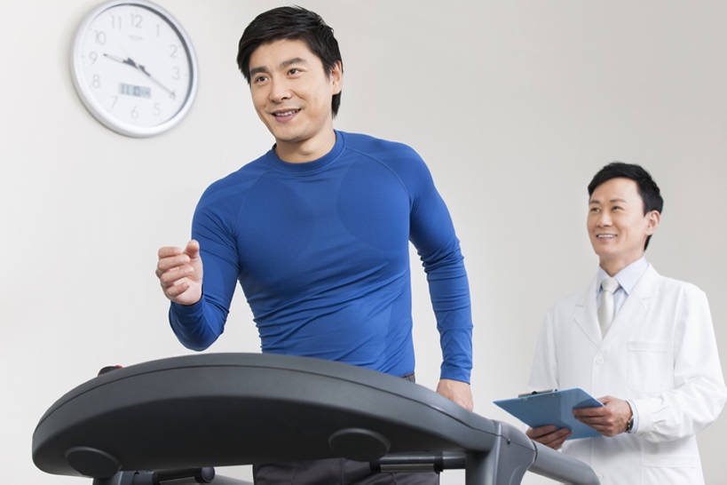 东方人,成年人,中年人,健壮,两个人,医生,病人,办公室,医院,跑,笑,微笑,露齿笑,横图,室内,白天,正面,工作服,运动服,制服,锻炼,快乐,幸福,热情,技术,北京,中国,亚洲,仅一个男性,仅一个人,仅一个中年男性,握,服装,正装,检查,运动器械,现代,衣服,白色,医护人员,医疗人员,职业,健身器械,亲密,服务,握着,摄影,服饰,观看,技巧,支撑,写字板,体检,医疗,疾病,享乐,衣着,穿着,关爱,努力,手艺,受伤,健身器材,扭伤,东亚,实验服,恢复,陪同,医疗机构,康复中心,替代疗法,工作制服,衣饰,责任,贡献,技能,技艺,陪伴,信任,男人,男性,中年男性,亚洲人,中国人,大夫,半身,彩图,工作套服,欢乐,病院,诊所,妙技,病历,运动器材,跑步机,运动装,本领,物理疗法,好消息,体格检查,伴随,bj175