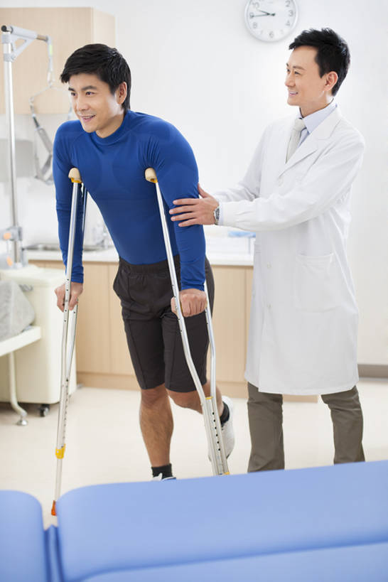 东方人,成年人,中年人,健壮,两个人,医生,病人,办公室,医院,笑,微笑,露齿笑,竖图,室内,白天,正面,工作服,运动服,制服,快乐,幸福,热情,安全,技术,北京,中国,亚洲,仅一个男性,仅一个人,仅一个中年男性,握,服装,正装,检查,器材,防护,现代,衣服,白色,医疗用品,医护人员,医疗人员,职业,平衡,亲密,服务,握着,摄影,服饰,拐杖,技巧,保护,协助,支撑,体检,医疗,疾病,练习,衣着,穿着,关爱,决心,努力,手艺,骨折,医疗器械,保险,问题,残疾,受伤,扭伤,挑战,伤残,东亚,实验服,恢复,陪同,医疗机构,保全,周全,安稳,安定,可靠,工作制服,衣饰,责任,贡献,技能,技艺,陪伴,平安,信任,男人,男性,中年男性,亚洲人,中国人,大夫,步行,彩图,全身,工作套服,欢乐,病院,诊所,妙技,运动装,本领,门诊部,物理疗法,考场,跛行,体格检查,伴随,诊疗室,bj175