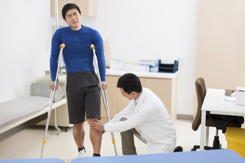 东方人,成年人,中年人,膝盖,腿,健壮,两个人,医生,病人,按摩师,办公室,医院,蹲,横图,室内,白天,正面,工作服,运动服,制服,按摩,热情,技术,植物,北京,中国,亚洲,仅一个男性,仅一个人,仅一个中年男性,握,咬,服装,正装,检查,分析,器材,草药,药草,扭曲,现代,中药,衣服,白色,医疗用品,医护人员,医疗人员,职业,表情,皱眉,亲密,服务,握着,摄影,服饰,拐杖,查看,技巧,支撑,咬着,体检,医疗,疾病,衣着,穿着,关爱,努力,痛苦,手艺,骨折,医疗器械,药材,中草药,问题,残疾,受伤,扭伤,伤残,东亚,实验服,陪同,医疗机构,中药材,本草,悲哀,可靠,髌骨,工作制服,衣饰,责任,贡献,技能,技艺,陪伴,判断,认真,信任,男人,男性,中年男性,亚洲人,中国人,大夫,闭着眼睛,触摸,彩图,全身,工作套服,病院,诊所,妙技,痉挛,运动装,本领,门诊部,物理疗法,考场,跛行,体格检查,伴随,诊疗室,正骨,bj175