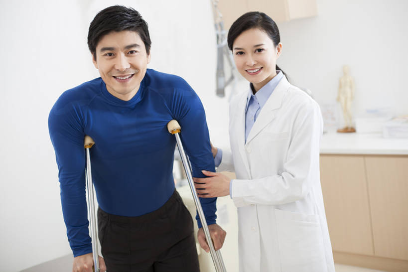 东方人,成年人,中年人,健壮,两个人,医生,病人,办公室,医院,站,笑,微笑,露齿笑,横图,室内,白天,正面,工作服,运动服,制服,快乐,幸福,热情,技术,北京,中国,亚洲,握,服装,正装,检查,器材,注视,现代,衣服,白色,医疗用品,观察,看,站着,医护人员,医疗人员,职业,平衡,亲密,服务,握着,摄影,服饰,拐杖,观看,技巧,协助,单腿,支撑,体检,察看,医疗,疾病,享乐,衣着,穿着,关爱,关注,努力,肖像,手艺,骨折,医疗器械,问题,残疾,受伤,扭伤,伤残,东亚,实验服,恢复,陪同,医疗机构,可靠,工作制服,衣饰,责任,贡献,技能,技艺,陪伴,信任,男人,男性,女人,女性,中年男性,中年女性,亚洲人,中国人,大夫,站立,彩图,工作套服,欢乐,病院,诊所,妙技,跑步机,运动装,本领,门诊部,物理疗法,考场,跛行,体格检查,伴随,诊疗室,bj175