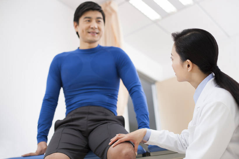 东方人,成年人,中年人,膝盖,腿,健壮,两个人,医生,病人,按摩师,办公室,医院,蹲,笑,微笑,露齿笑,横图,室内,白天,侧面,仰视,工作服,运动服,制服,按摩,快乐,幸福,热情,技术,植物,床,北京,中国,亚洲,服装,正装,检查,草药,药草,床单,被子,现代,中药,衣服,白色,病床,向上看,医护人员,医疗人员,职业,面对面,亲密,服务,摄影,服饰,查看,技巧,支撑,体检,医疗,疾病,被单,享乐,衣着,穿着,关爱,努力,手艺,骨折,药材,中草药,问题,受伤,扭伤,东亚,实验服,恢复,陪同,医疗机构,中药材,本草,可靠,髌骨,工作制服,衣饰,责任,贡献,技能,技艺,陪伴,认真,信任,男人,男性,女人,女性,中年男性,中年女性,亚洲人,中国人,大夫,触摸,沟通,说话,坐着,彩图,低角度拍摄,工作套服,欢乐,病院,诊所,护理床,医疗床,妙技,运动装,本领,门诊部,物理疗法,考场,体格检查,伴随,诊疗室,正骨,bj175