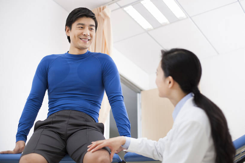 东方人,成年人,中年人,膝盖,腿,健壮,两个人,医生,病人,按摩师,办公室,医院,蹲,笑,微笑,露齿笑,横图,室内,白天,侧面,仰视,工作服,运动服,制服,按摩,快乐,幸福,热情,技术,植物,床,北京,中国,亚洲,服装,正装,检查,草药,药草,床单,被子,现代,中药,衣服,白色,病床,向上看,医护人员,医疗人员,职业,面对面,亲密,服务,摄影,服饰,查看,技巧,支撑,体检,医疗,疾病,被单,享乐,衣着,穿着,关爱,努力,手艺,骨折,药材,中草药,问题,受伤,扭伤,东亚,实验服,恢复,陪同,医疗机构,中药材,本草,可靠,髌骨,工作制服,衣饰,责任,贡献,技能,技艺,陪伴,认真,信任,男人,男性,女人,女性,中年男性,中年女性,亚洲人,中国人,大夫,触摸,沟通,说话,坐着,彩图,低角度拍摄,工作套服,欢乐,病院,诊所,护理床,医疗床,妙技,运动装,本领,门诊部,物理疗法,考场,体格检查,伴随,诊疗室,正骨,bj175