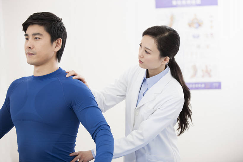 东方人,成年人,中年人,健壮,两个人,医生,病人,按摩师,办公室,医院,横图,室内,白天,正面,工作服,运动服,制服,按摩,热情,技术,植物,北京,中国,亚洲,伸展,服装,正装,检查,分析,草药,药草,现代,中药,衣服,白色,医护人员,医疗人员,职业,亲密,服务,舒展,人体,摄影,服饰,查看,技巧,支撑,后背,体检,医疗,疾病,衣着,穿着,关爱,努力,手艺,骨折,药材,中草药,问题,受伤,东亚,实验服,恢复,陪同,医疗机构,中药材,本草,可靠,替代疗法,工作制服,四肢,衣饰,责任,贡献,技能,技艺,陪伴,判断,认真,信任,男人,男性,女人,女性,中年男性,中年女性,亚洲人,中国人,大夫,触摸,张开手臂,半身,彩图,工作套服,病院,诊所,妙技,运动装,本领,门诊部,物理疗法,考场,体格检查,伴随,诊疗室,正骨,bj175