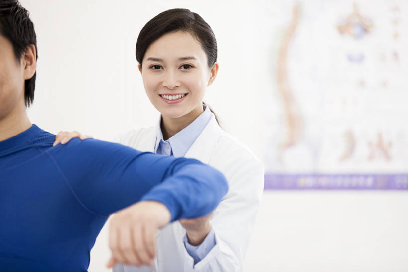 东方人,成年人,中年人,两个人,医生,病人,按摩师,办公室,医院,举,笑,微笑,露齿笑,横图,室内,白天,正面,工作服,制服,按摩,快乐,幸福,热情,信心,技术,植物,北京,中国,亚洲,伸展,握,正装,检查,分析,草药,药草,注视,现代,中药,白色,观察,看,托,医护人员,医疗人员,职业,亲密,服务,舒展,提,握着,人体,摄影,查看,观看,技巧,支撑,部分,体检,察看,医疗,疾病,提着,享乐,关爱,关注,努力,肖像,手艺,骨折,药材,中草药,问题,受伤,东亚,实验服,恢复,陪同,医疗机构,中药材,本草,可靠,替代疗法,工作制服,四肢,责任,贡献,技能,技艺,陪伴,判断,信任,男人,男性,女人,女性,中年男性,中年女性,亚洲人,中国人,手臂,大夫,触摸,举起,举手,举着,向上举,向上伸,向上托,半身,彩图,工作套服,欢乐,病院,诊所,妙技,本领,门诊部,物理疗法,考场,体格检查,伴随,诊疗室,正骨,bj175