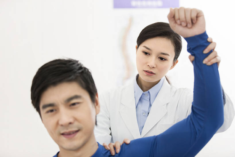 东方人,成年人,中年人,脸,头,脸颊,两个人,医生,病人,按摩师,办公室,医院,举,微笑,横图,室内,白天,正面,工作服,制服,按摩,热情,技术,植物,北京,中国,亚洲,伸展,握,正装,检查,分析,草药,药草,现代,中药,肩膀,白色,托,医护人员,医疗人员,职业,亲密,服务,舒展,提,握着,人体,摄影,查看,技巧,支撑,体检,医疗,疾病,提着,关爱,努力,痛苦,手艺,骨折,药材,中草药,问题,受伤,扭伤,东亚,实验服,恢复,陪同,医疗机构,中药材,本草,可靠,替代疗法,工作制服,四肢,责任,贡献,技能,技艺,陪伴,判断,信任,男人,男性,女人,女性,中年男性,中年女性,亚洲人,中国人,头部,手臂,脸部,脸蛋,面部,大夫,触摸,举起,举手,举着,向上举,向上伸,向上托,彩图,工作套服,病院,诊所,妙技,本领,门诊部,物理疗法,考场,体格检查,伴随,诊疗室,正骨,bj175