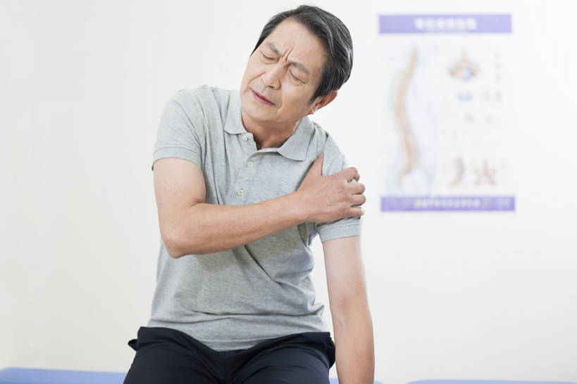 东方人,成年人,老年人,肩,一个人,医生,病人,办公室,医院,横图,室内,白天,正面,衬衫,床,北京,中国,亚洲,仅一个男性,仅一个人,正装,检查,床单,休闲装,被子,现代,白色,病床,仅一个老年男性,医护人员,医疗人员,表情,皱眉,人体,摄影,体检,医疗,疾病,退休,被单,消极,痛苦,问题,东亚,实验服,医疗机构,悲哀,认真,老年男性,男人,男性,亚洲人,中国人,手臂,大夫,闭着眼睛,触摸,坐着,彩图,病院,诊所,护理床,医疗床,门诊部,弱点,考场,体格检查,诊疗室,bj175