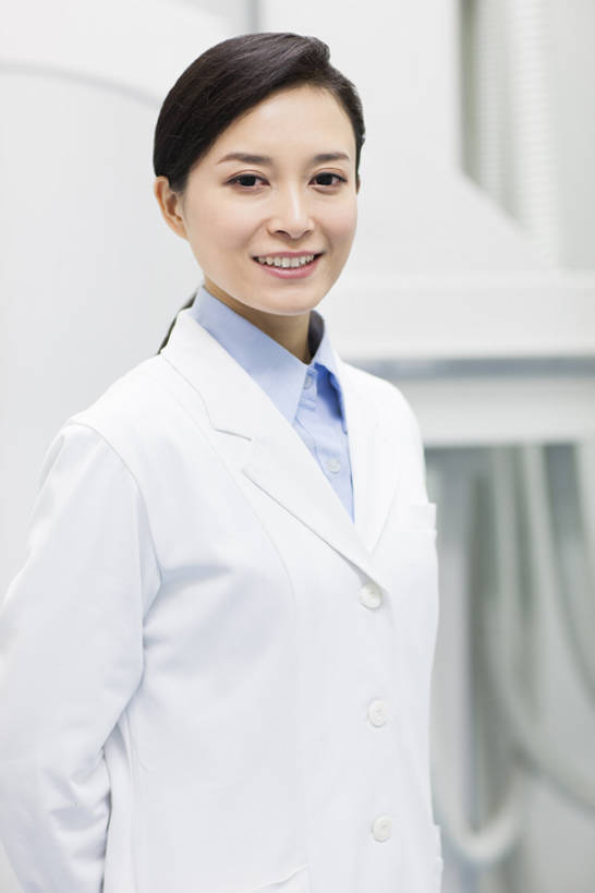 东方人,成年人,中年人,一个人,医生,办公室,医院,笑,微笑,露齿笑,竖图,x光片,室内,正面,工作服,制服,快乐,幸福,骄傲,成功,信心,机器,技术,北京,中国,亚洲,仅一个女性,仅一个人,正装,检查,辐射,科学,医学,器材,放射,注视,设备,现代,白色,医疗用品,观察,看,站着,仅一个中年女性,医护人员,医疗人员,职业,机械,服务,摄影,观看,技巧,希望,支撑,权威,体检,察看,检测,医疗,医疗设备,科学技术,x射线,享乐,成就,关注,努力,肖像,手艺,医疗器械,x光,医疗工具,东亚,实验服,CAT扫描仪,工作制服,无线电技术,责任,无线电波,贡献,检测器,技能,技艺,检测工具,女人,女性,中年女性,亚洲人,中国人,大夫,半身,彩图,工作套服,欢乐,计算机X射线轴向分层造影扫描仪,计算机轴向断层扫描,妙技,院长,x射线衍射,x射线衍射仪,射线检测器,电磁波,电磁辐射,本领,放射疗法,体格检查,bj175