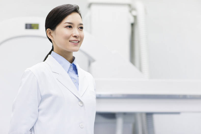 东方人,成年人,中年人,一个人,医生,办公室,医院,笑,微笑,露齿笑,横图,x光片,室内,侧面,工作服,制服,快乐,幸福,成功,信心,机器,技术,北京,中国,亚洲,仅一个女性,仅一个人,正装,检查,辐射,科学,医学,器材,放射,注视,设备,现代,白色,医疗用品,观察,看,站着,仅一个中年女性,医护人员,医疗人员,职业,机械,服务,摄影,观看,技巧,希望,支撑,权威,体检,察看,检测,医疗,医疗设备,科学技术,x射线,享乐,成就,关注,努力,肖像,手艺,医疗器械,x光,医疗工具,东亚,实验服,CAT扫描仪,工作制服,无线电技术,责任,无线电波,贡献,检测器,技能,技艺,检测工具,女人,女性,中年女性,亚洲人,中国人,大夫,半身,彩图,工作套服,欢乐,计算机X射线轴向分层造影扫描仪,计算机轴向断层扫描,妙技,院长,x射线衍射,x射线衍射仪,射线检测器,电磁波,电磁辐射,本领,放射疗法,体格检查,bj175