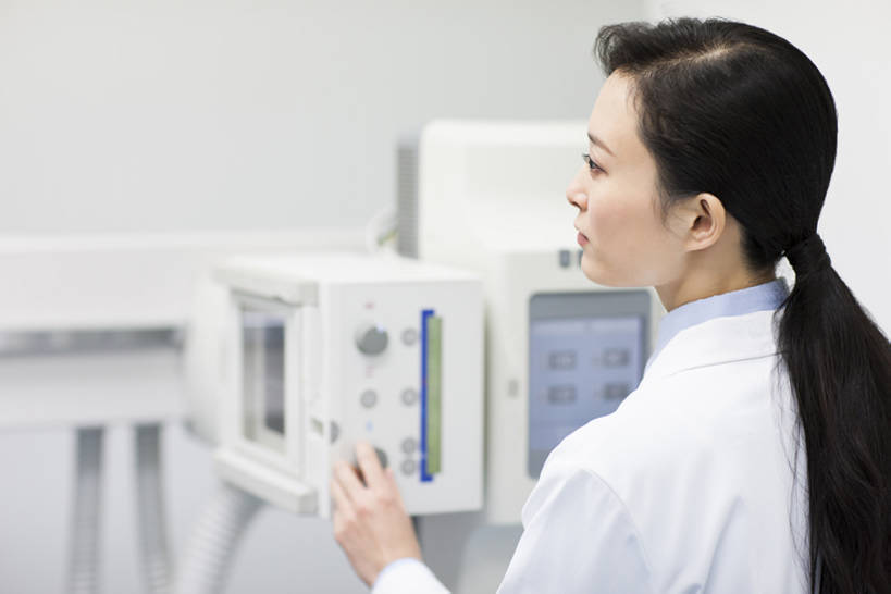 东方人,成年人,中年人,脸,头,脸颊,一个人,医生,办公室,医院,推,横图,x光片,室内,工作服,制服,成功,机器,技术,北京,中国,亚洲,仅一个女性,仅一个人,正装,检查,辐射,科学,医学,器材,放射,设备,现代,肩膀,背面,白色,按钮,医疗用品,站着,仅一个中年女性,医护人员,医疗人员,职业,机械,服务,摄影,查看,技巧,支撑,控制,体检,检测,医疗,医疗设备,专心,科学技术,操作,x射线,成就,努力,手艺,医疗器械,x光,医疗工具,东亚,实验服,控制面板,CAT扫描仪,工作制服,无线电技术,责任,无线电波,贡献,检测器,技能,技艺,检测工具,认真,女人,女性,中年女性,亚洲人,中国人,头部,脸部,脸蛋,面部,大夫,彩图,工作套服,计算机X射线轴向分层造影扫描仪,计算机轴向断层扫描,妙技,院长,x射线衍射,x射线衍射仪,射线检测器,电磁波,电磁辐射,本领,放射疗法,体格检查,bj175