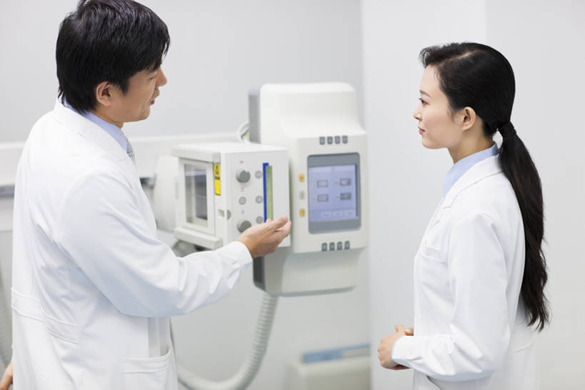 东方人,成年人,中年人,两个人,医生,办公室,医院,微笑,横图,x光片,室内,侧面,工作服,制服,讨论,幸福,成功,合作,团队,信心,机器,技术,北京,中国,亚洲,正装,检查,辐射,科学,医学,器材,放射,设备,现代,白色,按钮,医疗用品,站着,医护人员,医疗人员,职业,面对面,机械,亲密,服务,摄影,技巧,支撑,控制,权威,体检,检测,医疗,医疗设备,科学技术,操作,x射线,享乐,解释,成就,努力,手艺,医疗器械,x光,医疗工具,合伙,东亚,实验服,控制面板,陪同,CAT扫描仪,可靠,工作制服,无线电技术,责任,无线电波,贡献,检测器,技能,技艺,陪伴,检测工具,团结,信任,男人,男性,女人,女性,中年男性,中年女性,亚洲人,中国人,大夫,沟通,说话,半身,彩图,工作套服,欢乐,计算机X射线轴向分层造影扫描仪,计算机轴向断层扫描,妙技,x射线衍射,x射线衍射仪,射线检测器,电磁波,电磁辐射,本领,放射疗法,体格检查,伴随,bj175