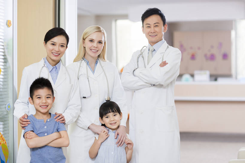 东方人,西方人,婴儿,儿童,成年人,中年人,医生,病人,医院,站,笑,微笑,露齿笑,横图,室内,白天,正面,工作服,制服,快乐,幸福,纯洁,热情,骄傲,成功,合作,团队,信心,技术,北京,欧洲,中国,欧洲人,亚洲,五个人,正装,注视,现代,小孩,白色,听诊器,观察,看,站着,医护人员,医疗人员,职业,可爱,亲密,搭,服务,摄影,活泼,观看,技巧,权威,察看,医疗,领导,享乐,合影,成就,搭着,关爱,关注,宝宝,肖像,手艺,儿童医院,合伙,东亚,纯真,烂漫,无邪,实验服,陪同,医疗机构,可靠,工作制服,责任,贡献,技能,技艺,陪伴,把握,伶俐,天真,信任,男孩,男人,男性,年轻女性,女孩,女人,女性,中年男性,中年女性,白种人,亚洲人,中国人,孩子,年轻人,大夫,站立,彩图,工作套服,欢乐,病院,诊所,妙技,男生,本领,掌控,伴随,诊疗室,bj175