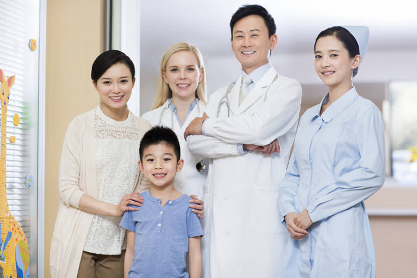 东方人,西方人,儿童,成年人,中年人,家庭,父母,母亲,儿子,医生,病人,护士,医院,站,笑,双手交叉,微笑,露齿笑,横图,室内,白天,正面,工作服,制服,快乐,幸福,纯洁,热情,骄傲,成功,合作,团队,信心,技术,北京,欧洲,中国,欧洲人,亚洲,五个人,正装,注视,休闲装,现代,小孩,白色,听诊器,观察,看,站着,医护人员,医疗人员,职业,温暖,温馨,母子,一家人,可爱,亲密,童年,童趣,搭,服务,摄影,观看,技巧,和睦,权威,察看,医疗,领导,双手抱胸,护士帽,享乐,合影,成就,搭着,关注,肖像,手艺,儿童医院,合伙,童真,东亚,烂漫,无邪,实验服,陪同,医疗机构,可靠,工作制服,责任,贡献,技能,技艺,陪伴,把握,天真,信任,男孩,男人,男性,年轻女性,女人,女性,中年男性,中年女性,白种人,亚洲人,中国人,孩子,年轻人,大夫,站立,彩图,工作套服,欢乐,病院,诊所,妙技,融洽,男生,本领,掌控,伴随,诊疗室,bj175