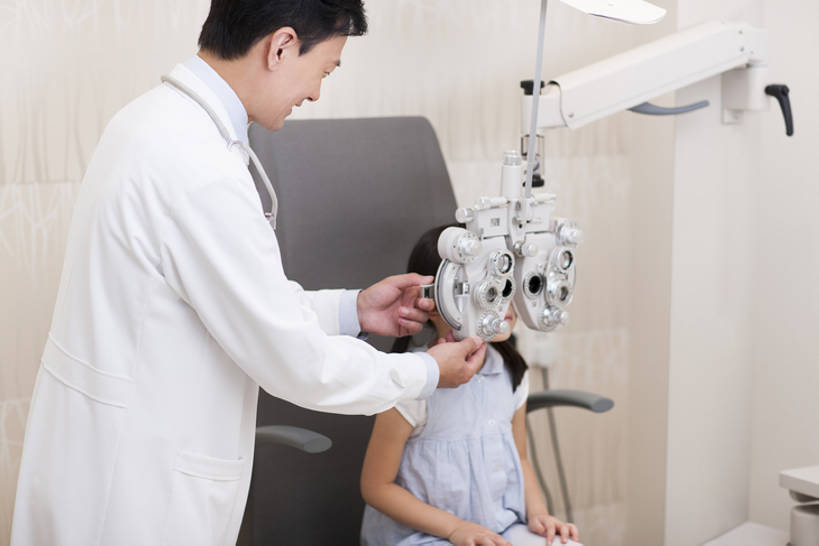 东方人,婴儿,儿童,成年人,中年人,眼睛,两个人,医生,病人,医院,站,笑,微笑,露齿笑,横图,室内,白天,侧面,工作服,制服,快乐,幸福,纯洁,机器,技术,仪器,北京,中国,亚洲,握,准备,正装,检查,休闲装,设备,现代,小孩,白色,医疗用品,站着,医护人员,医疗人员,职业,机械,可爱,亲密,童年,服务,握着,摄影,活泼,查看,技巧,复杂,体检,医疗,医疗设备,视力,操作,享乐,关爱,宝宝,手艺,医疗器械,儿童医院,东亚,纯真,烂漫,无邪,实验服,陪同,医疗机构,验光仪,综合验光仪,可靠,工作制服,责任,贡献,技能,技艺,陪伴,判断,测量仪器,电脑验光机,验光机,伶俐,天真,信任,男孩,男人,男性,女孩,中年男性,亚洲人,中国人,孩子,大夫,站立,坐着,彩图,工作套服,欢乐,病院,诊所,妙技,光学仪器,男生,本领,门诊部,考场,体格检查,伴随,bj175